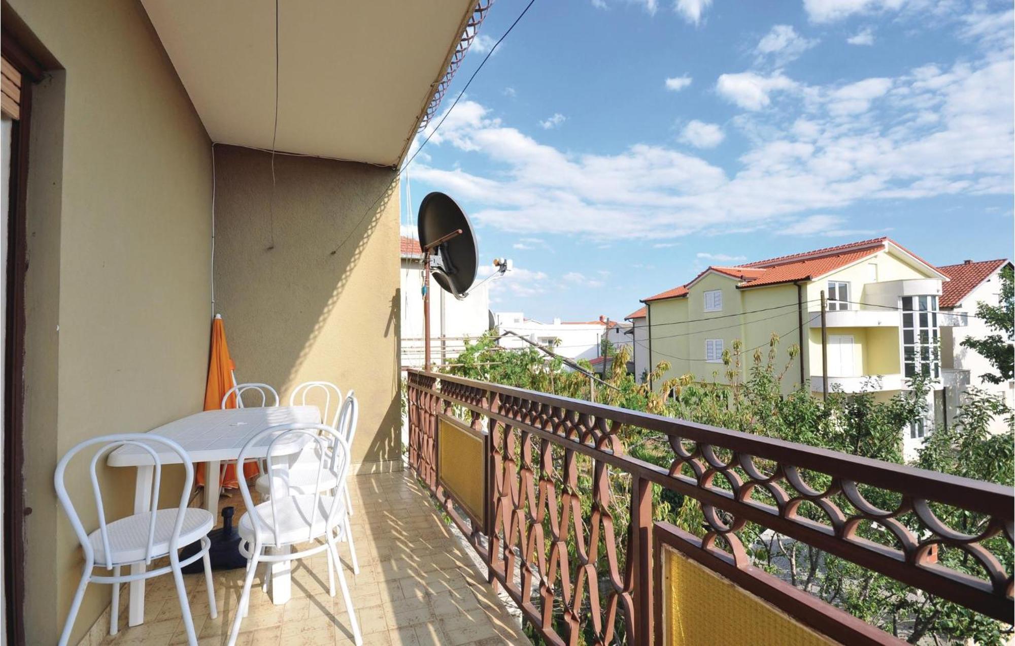 3 Bedroom Cozy Apartment In Kastel Luksic Kastela Exterior photo